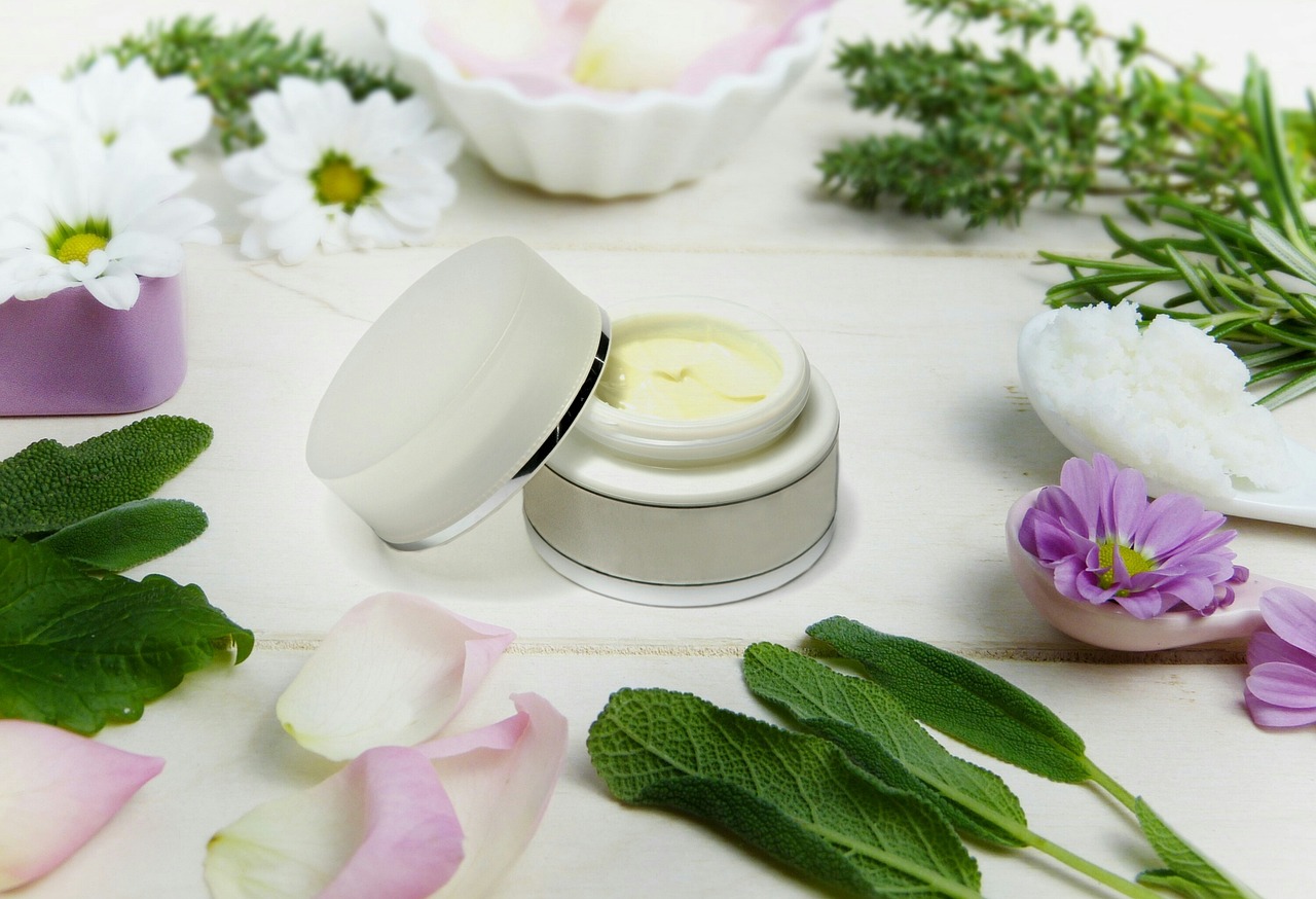 cream, flower background, skin-3521957.jpg